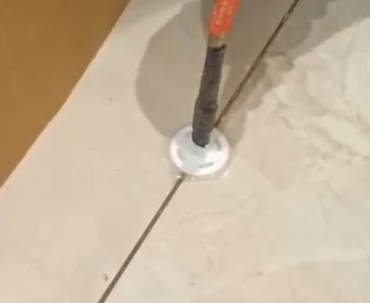 上蔡瓷砖空鼓维修公司专业解答瓷砖在铺贴过程中，如果没有涂抹均匀到位的粘结材料（如水泥砂浆或瓷砖胶），可能会导致以下问题