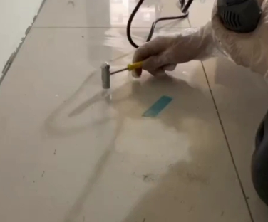 上蔡瓷砖开裂维修公司专业分享瓷砖在铺贴前如果没有沥干水分，将会导致以下问题